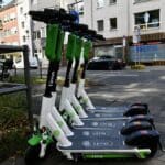 Jugendlicher flüchtet vor Polizei und stürzt – gestohlener Roller sichergestellt