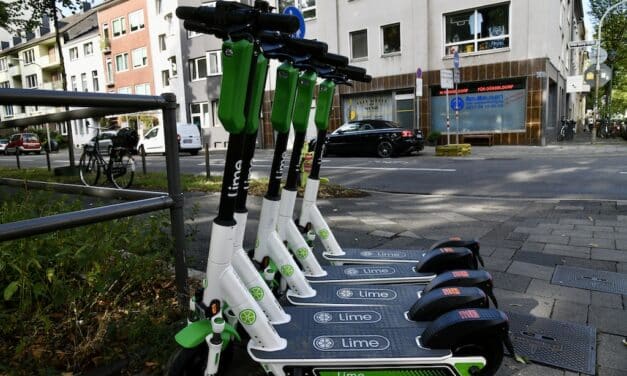 Jugendlicher flüchtet vor Polizei und stürzt – gestohlener Roller sichergestellt