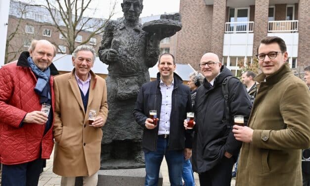 Feierliche Enthüllung des Köbesdenkmals in der Düsseldorfer Altstadt
