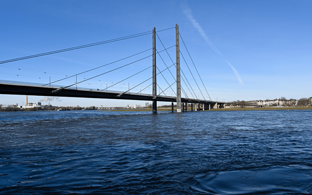 Rheinkniebrücke: Verkehrseinschränkungen wegen Asphaltarbeiten