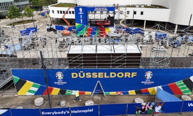 Aufbau der ersten Fan Zone in Düsseldorf am Schauspielhaus läuft