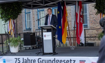 75 Jahre Grundgesetz: Düsseldorfer Oberbürgermeister lud zu einem Fest für die Demokratie