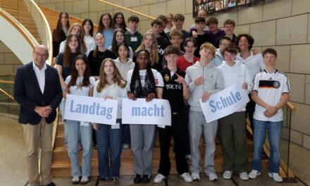 75 Jahre Grundgesetz: Annette-Gymnasium aus Düsseldorf beim Aktionstag „Landtag macht Schule“