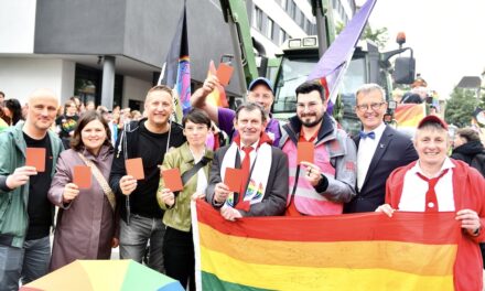 Düsseldorf feiert den CSD: Tausende nehmen an bunter Parade teil