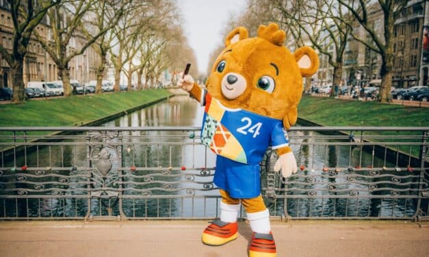 EURO 2024-Maskottchen Albärt auf Tour in der Host City Düsseldorf