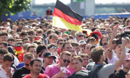 Fast 19.000 Besucher feierten am Mittwoch in den Düsseldorfer Fan Zones