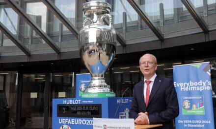 Der EM-Pokal vor dem Landtag und „Heimspiel im Parlament“: Landtag öffnet für Fans und lädt zum Kickern ein