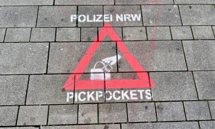 Piktogramme in der Altstadt: Polizei warnt vor Taschendieben