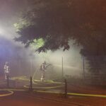 Brand in Kleingartenanlage — Feuerwehr Düsseldorf löscht brennende Gartenlaube