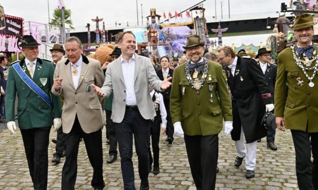 Eröffnung der Rheinkirmes: Trotz Regen großer Besucherandrang