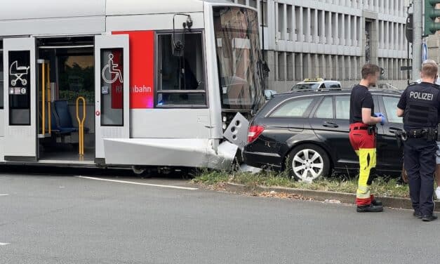 Verkehrsunfall auf der Kaiserstraße: Straßenbahn kollidiert mit&nbsp;PKW