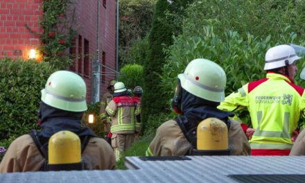 Zimmerbrand in Mehrfamilienhaus: Feuerwehr verhindert Brandausbreitung