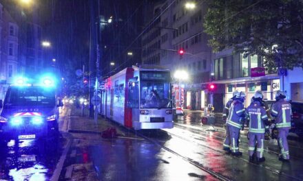 Schwerer Verkehrsunfall auf der Graf-Adolf-Straße: Zwei Fußgänger von Straßenbahn erfasst