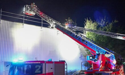 Feuerwehr Düsseldorf verhindert größere Brandausbreitung auf der Schiessstraße