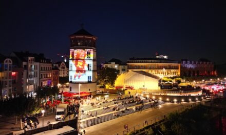 Rot-gelbe Lichtershow am Schlossturm: DEG präsentiert Neuzugänge für die Saison 2024/25