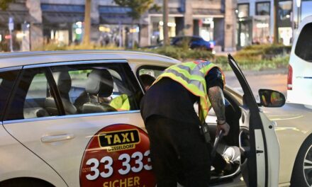 Ordnungsamt verteilt Knöllchen an Taxi- und Mietwagen-Chauffeur