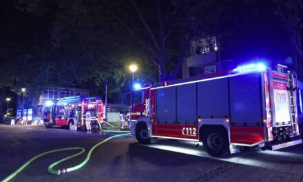 Feuerwehr Düsseldorf löscht Brand in Mehrfamilienhaus: Drei Verletzte