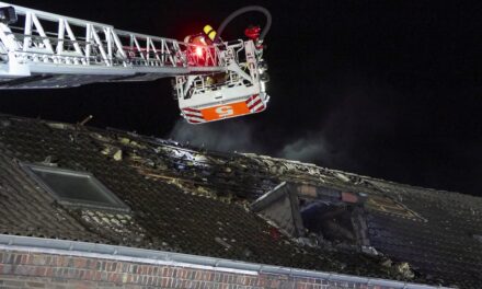 Dachstuhlbrand auf der Brackeler Straße – Hoher Sachschaden, eine verletzte Person