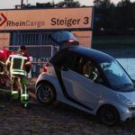 Kurioser Unfall am Robert-Lehr-Ufer in Düsseldorf: Smart rollt Böschung hinunter und landet im Wasser