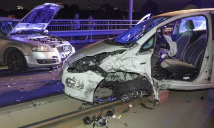 Schwerer Verkehrsunfall auf der Josef-Kardinal-Frings-Brücke – Zwei Verletzte