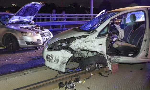 Schwerer Verkehrsunfall auf der Josef-Kardinal-Frings-Brücke – Zwei Verletzte