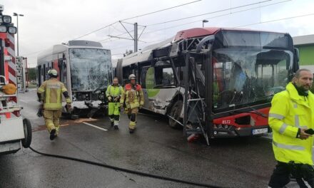 Rheinbahnbus kollidiert mit Straßenbahn — Mehrere Verletzte