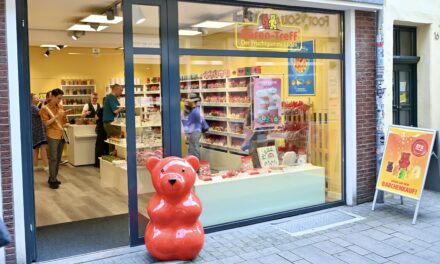 „Fruchtige Freude in der Altstadt: Neues Bärengeschäft eröffnet mit süßen Überraschungen“