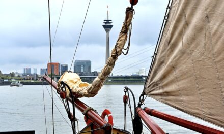 Museumsschiff Helena vor Anker in Düsseldorf