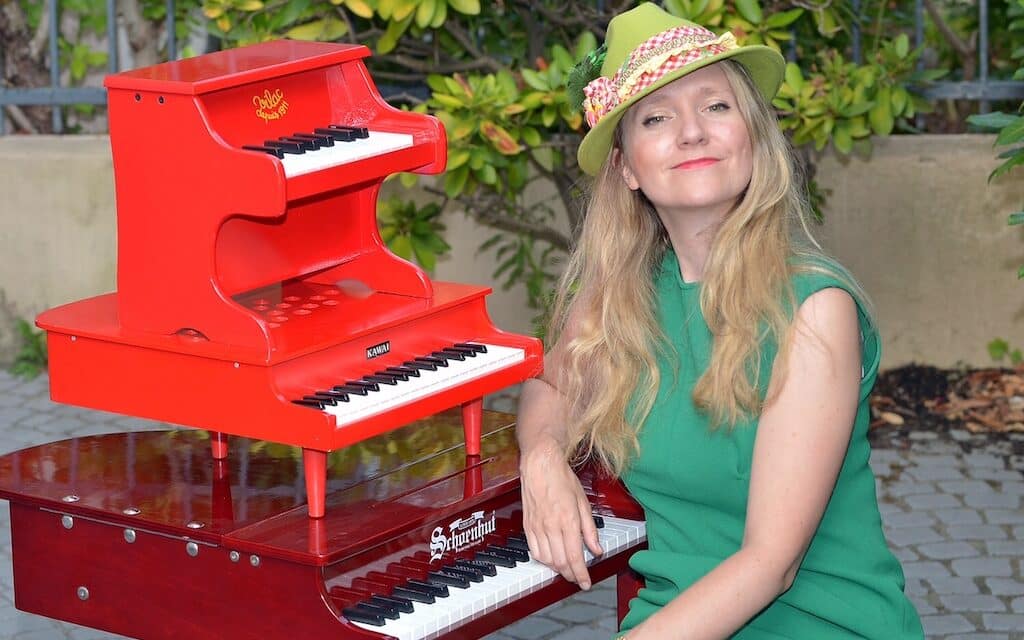 Ein kleines Organetto wird im Workshop gemeinsam gebaut. IDO-Intendantin Frederike Möller ist auch dabei © IDO / goetz-foto