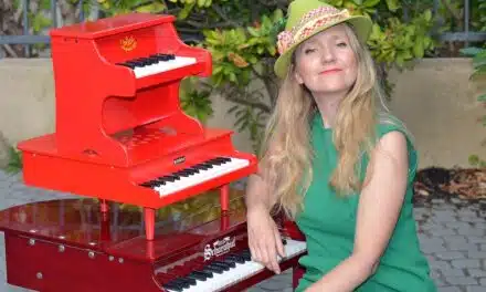 Ein kleines Organetto wird im Workshop gemeinsam gebaut. IDO-Intendantin Frederike Möller ist auch dabei © IDO / goetz-foto