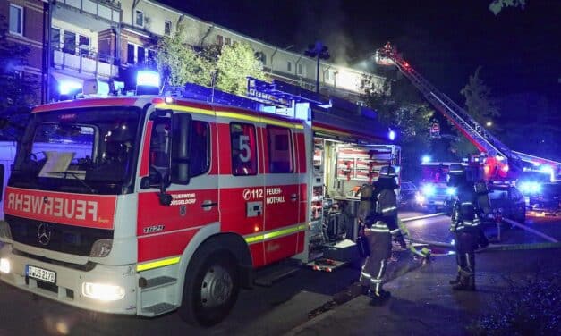 Wohnungsbrand in Mehrfamilienhaus: 10 Menschen und ein Hund gerettet