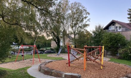 Auszubildende der Stadt haben Kinderspielplatz Am Schwalbenberg saniert