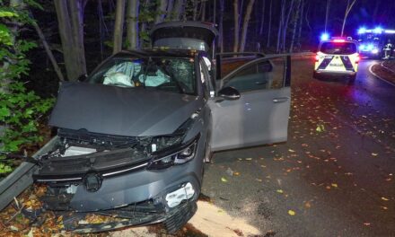 Schwerer Verkehrsunfall in Düsseldorf: Zwei Personen ohne Fahrerlaubnis nach Flucht aufgefunden