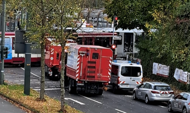 Straßenbahnkollision in Düsseldorf sorgt für Verkehrsunterbrechungen