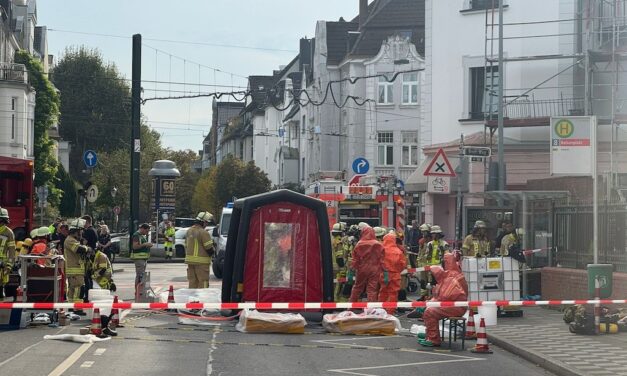 Chemische Reaktion zweier Reinigungsmittel — eine Person leicht verletzt.