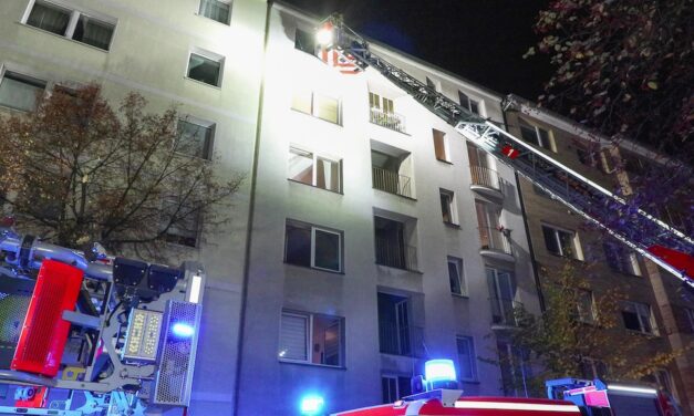 Die Feuerwehr Düsseldorf im nächtlichen Einsatz: Brand in Mehrfamilienhaus auf der Kirchfeldstraße