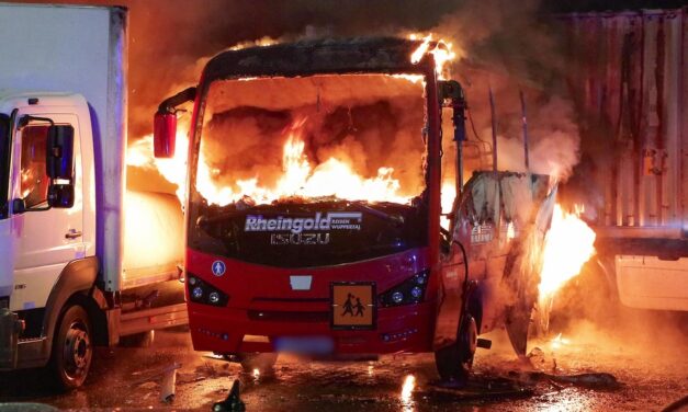 Brand auf Parkplatz: Feuerwehr verhindert Ausbreitung auf weitere Fahrzeuge