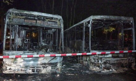 Feuerwehr Düsseldorf löscht zwei brennende Busse – keine Verletzten