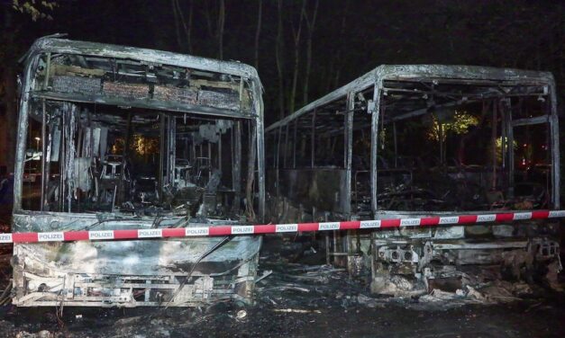 Feuerwehr Düsseldorf löscht zwei brennende Busse – keine Verletzten