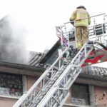 Zimmerbrand in Mehrfamilienhaus: Feuerwehr Düsseldorf verhindert Brandausbreitung