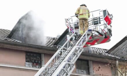 Zimmerbrand in Mehrfamilienhaus: Feuerwehr Düsseldorf verhindert Brandausbreitung