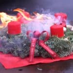 Feuermeldung in Wohngebäude: Feuerwehr löscht brennenden Adventskranz