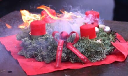 Feuermeldung in Wohngebäude: Feuerwehr löscht brennenden Adventskranz