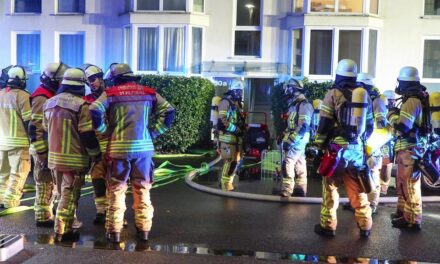 Wohnung in Vollbrand – Frau rettet sich durch Sprung aus Fenster