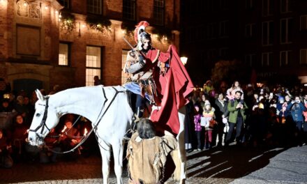 Traditioneller Martinszug mit Mantelteilung lockt zahlreiche Besucher in die Altstadt