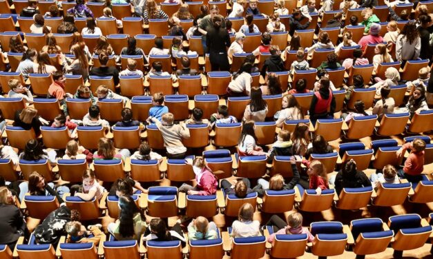 Großes Charity-Konzert: 1.500 Düsseldorfer Schüler erleben „Emil und die Detektive“ in der Tonhalle