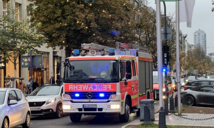 Brand im Keller eines Mehrfamilienhauses in Düsseldorf – Feuerwehr verhindert Ausbreitung, keine Verletzten