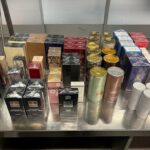 Zoll entdeckt gefälschte Parfums am Düsseldorfer Flughafen