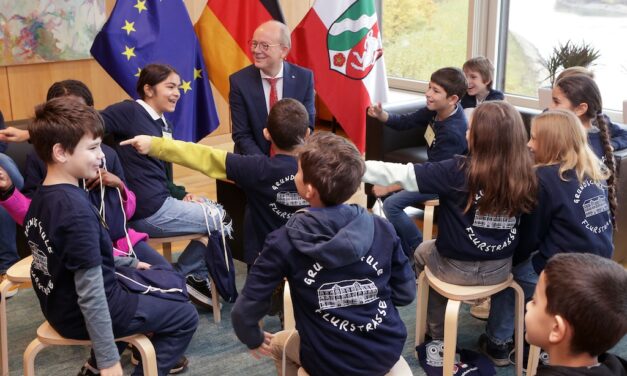 Vorlesetag im Parlament: André Kuper begeistert Grundschulkinder aus Düsseldorf