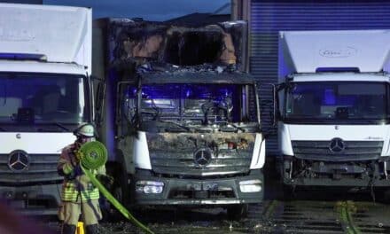 LKW-Brand in Düsseldorf: Feuerwehr verhindert Schlimmeres